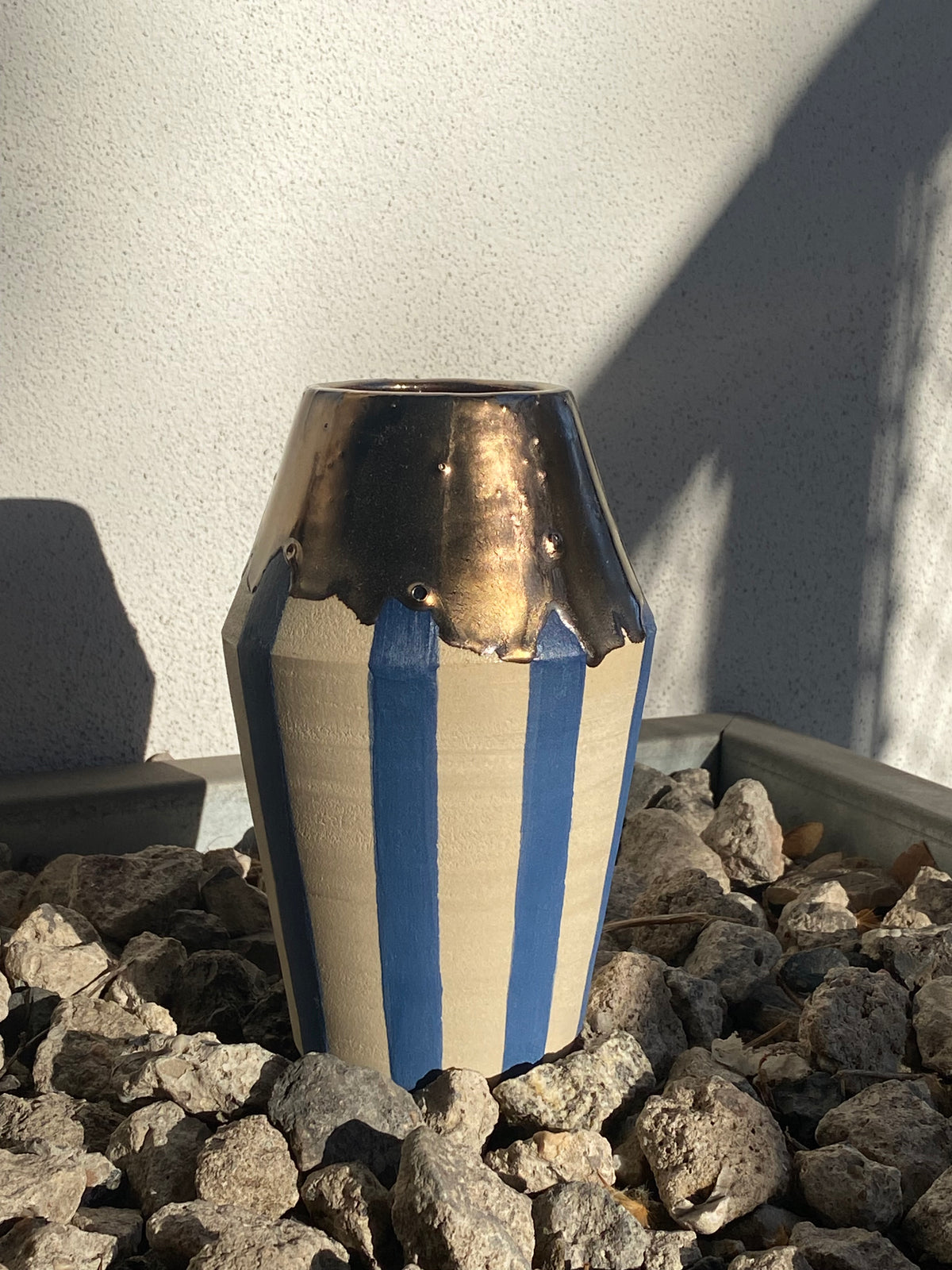 Vase "Grlz" No 2 mit blauen Streifen und gold fliessender Glasur