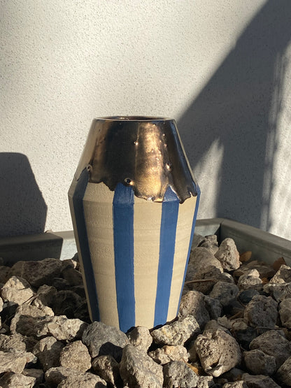 Vase "Grlz" No 2 mit blauen Streifen und gold fliessender Glasur