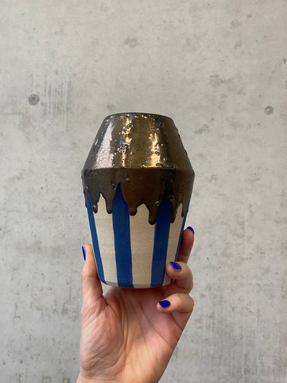 Vase "GRLZ" No 5 mit blauen Streifen und gold fliessender Glasur
