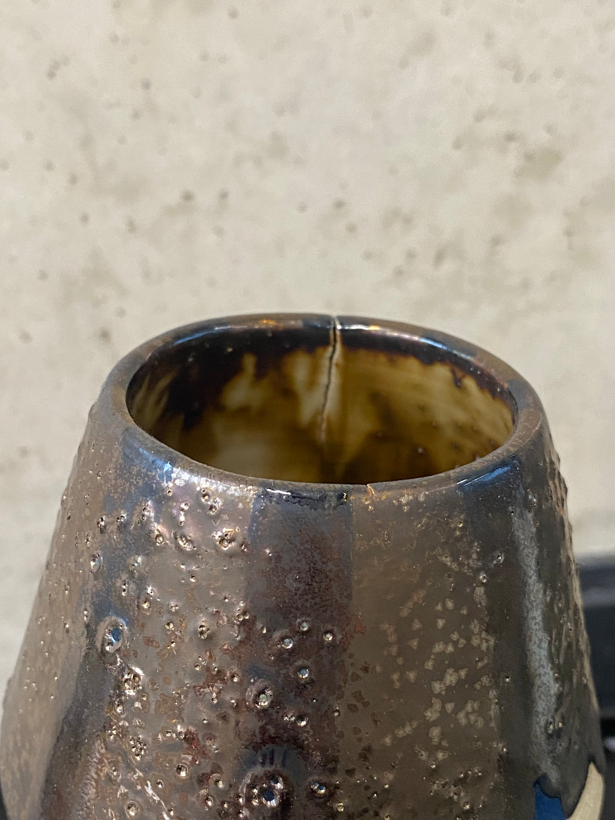 Vase "Grlz" No 3 mit blauen Streifen und gold fliessender Glasur