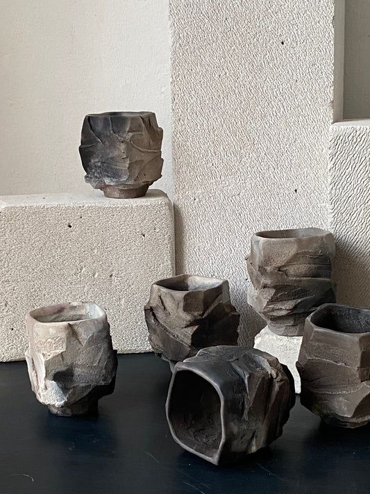 Handgefertigte Kurinuki Teebecher aus dem Grubenbrand (Pit firing)