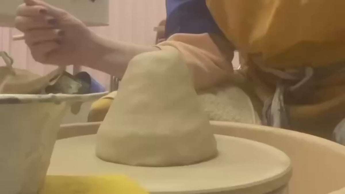 Video laden: Making of dog bowls