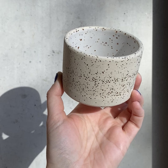 handgedrehter Becher aus Ton mit Spots in weiss matt