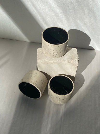 Keramik Becher "Inu" mit Spots, in ‚cubic black‘