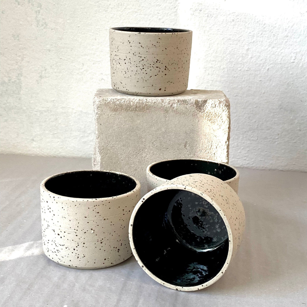 Keramik Becher "Inu" mit Spots, in ‚cubic black‘