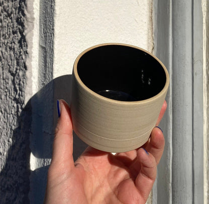 Keramik Becher „Inu“ in ‚cubic black‘
