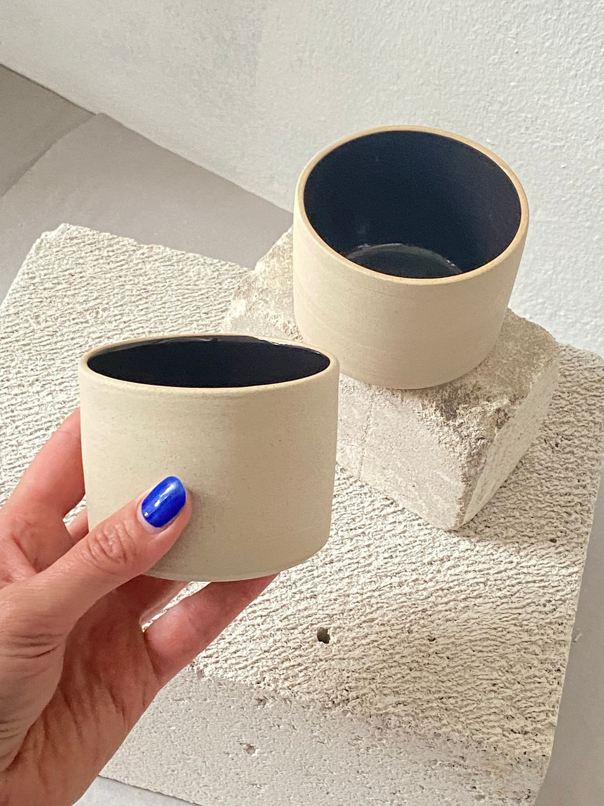 Keramik Becher „Inu“ in ‚cubic black‘