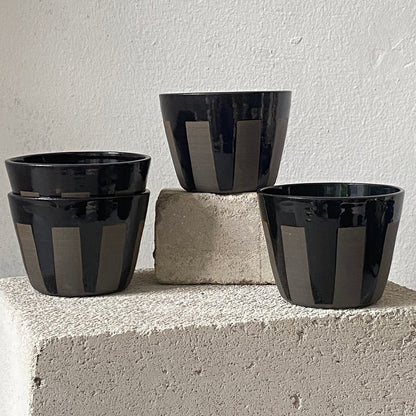 Keramik Becher aus grauem Ton mit schwarz glänzenden Streifen