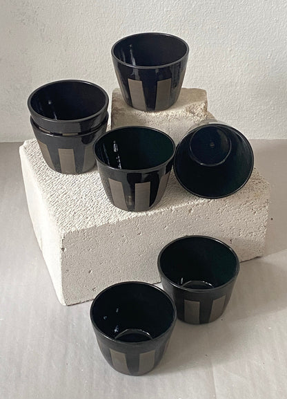Keramik Becher aus grauem Ton mit schwarz glänzenden Streifen