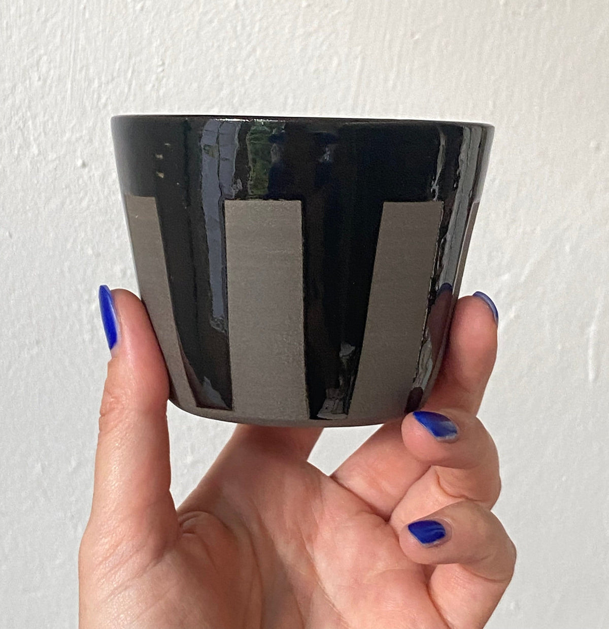 Keramik Becher aus grauem Ton mit schwarz glänzenden Streifen