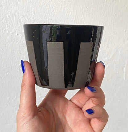 Keramik Becher aus grauem Ton mit schwarz glänzenden Streifen