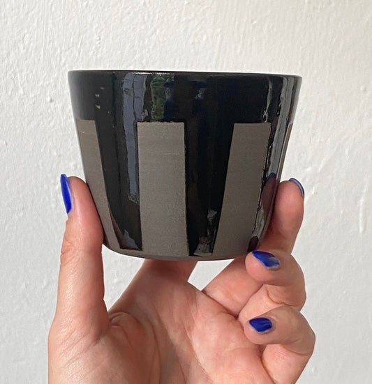 Keramik Becher aus grauem Ton mit schwarz glänzenden Streifen