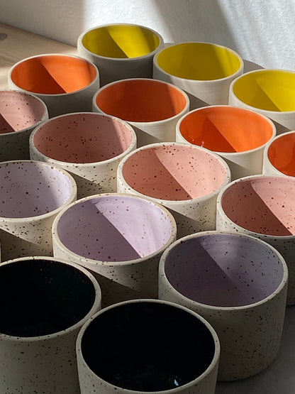 Keramik Becher "Inu" mit Spots, in ‚cubic black‘