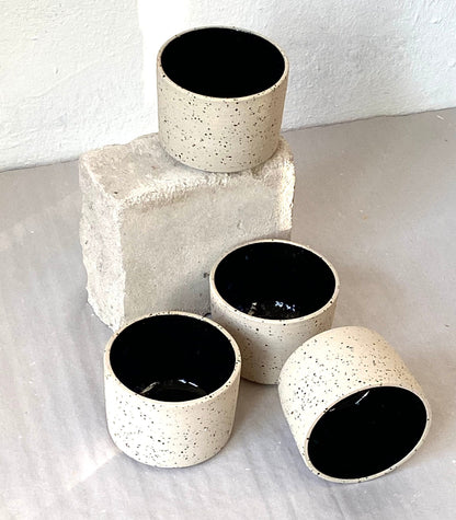Keramik Becher "Inu" mit Spots, in ‚cubic black‘