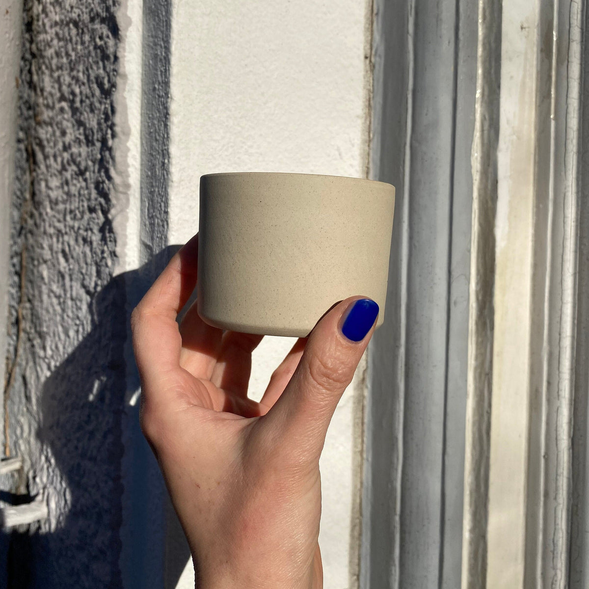 Keramik Becher „Inu“ in ‚cubic black‘