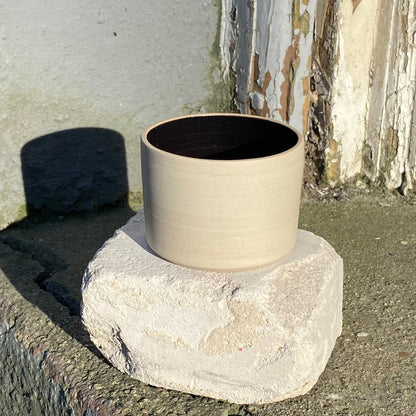 Keramik Becher „Inu“ in ‚cubic black‘