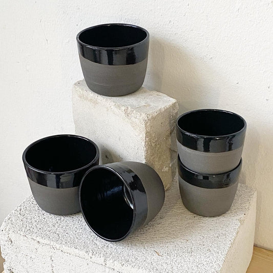 Keramik Becher aus grauem Ton, schwarz glänzend glasiert