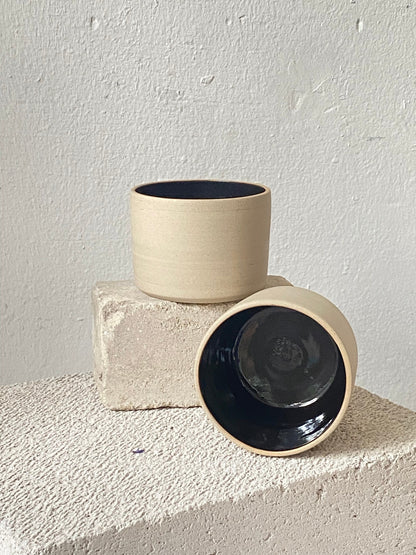 Keramik Becher „Inu“ in ‚cubic black‘
