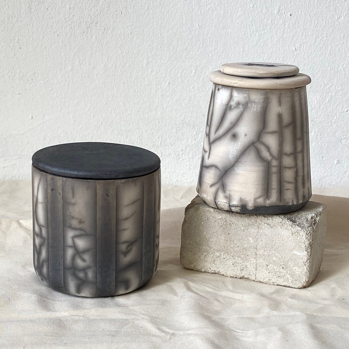 Naked Raku Keramik Dose mit Deckel handgefertigt schwarz weiss Streifen Rauchbrand
