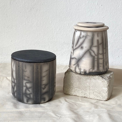 Naked Raku Keramik Dose mit Deckel handgefertigt schwarz weiss Streifen Rauchbrand