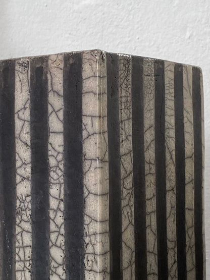 Grosse Raku Vase mit Streifen und Craquelee