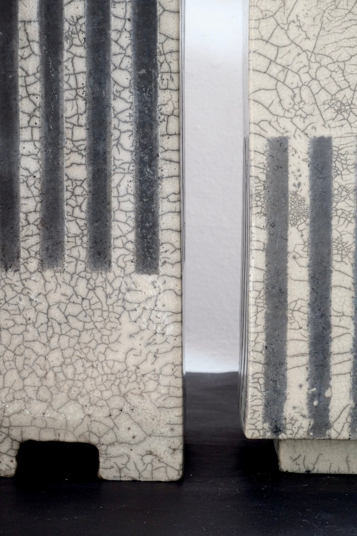 Grosse Raku Vase mit Streifen und Craquelee