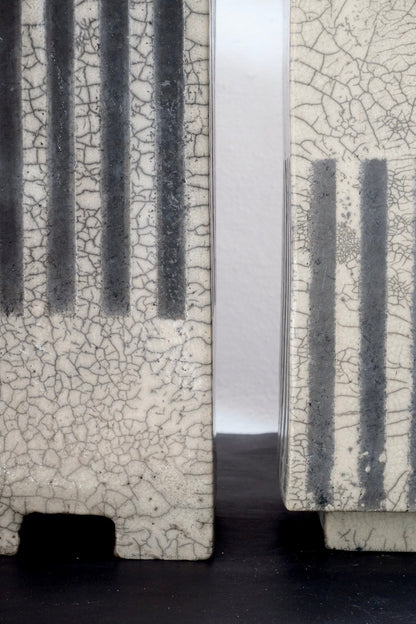 Grosse Raku Vase mit Streifen und Craquelee